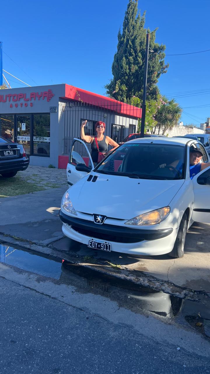 Cliente de Autoplaya retirando su vehículo