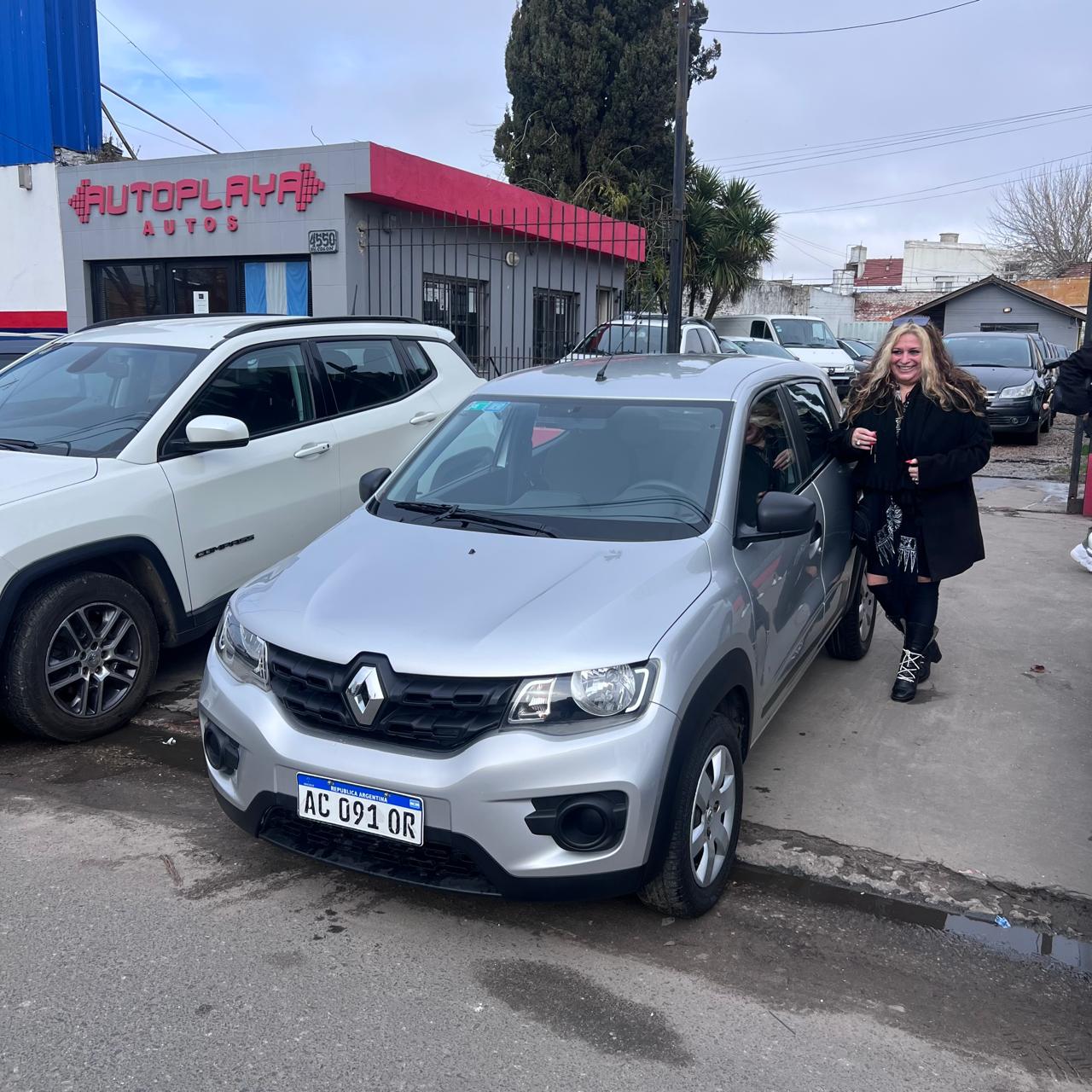 Cliente de Autoplaya retirando su vehículo