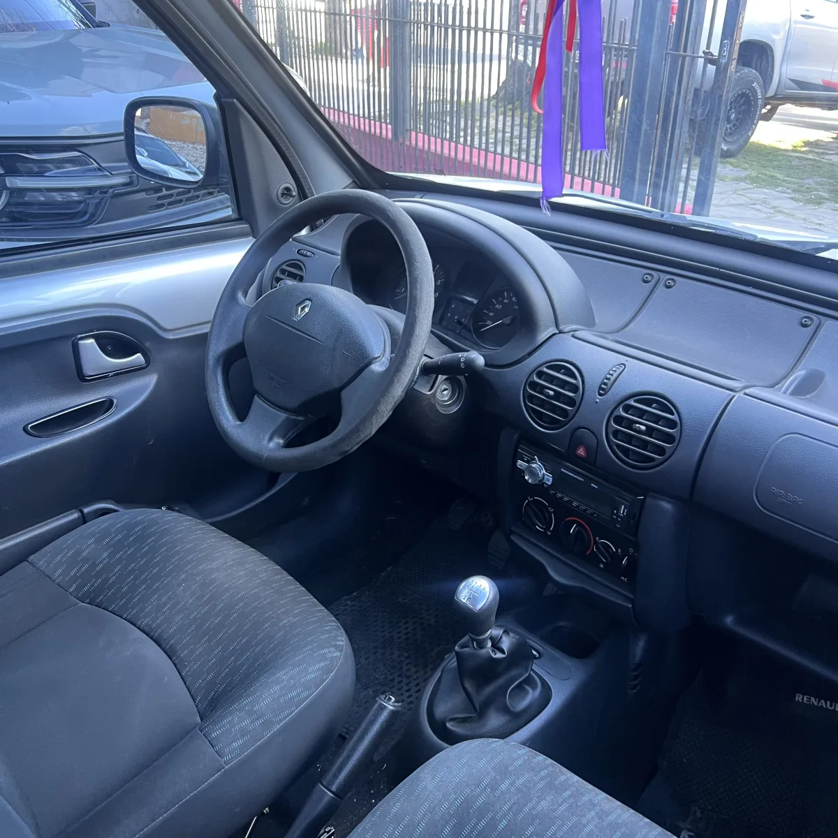 Renault Kangoo Autentique Plus 1.6 Ph3 — Interior