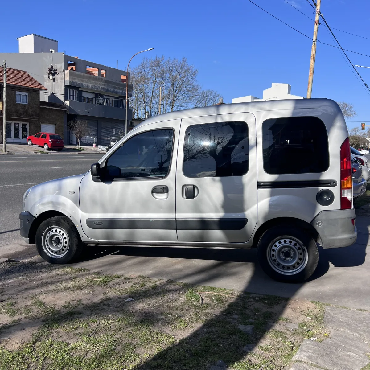 Renault Kangoo Autentique Plus 1.6 Ph3 — Costado