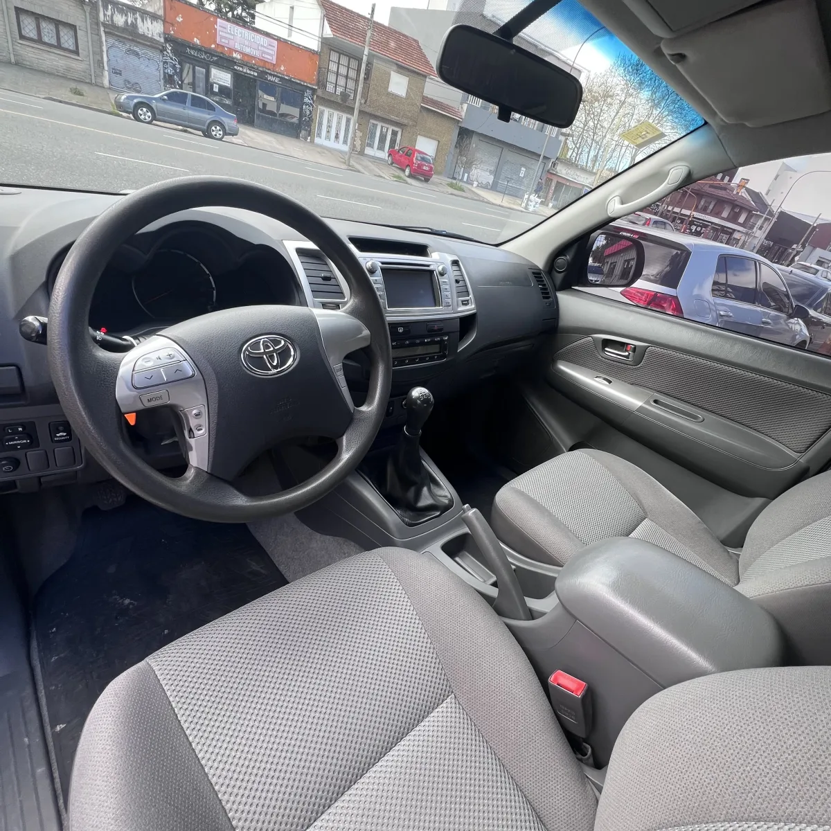 Toyota Hilux Srv 3.0 l — Interior
