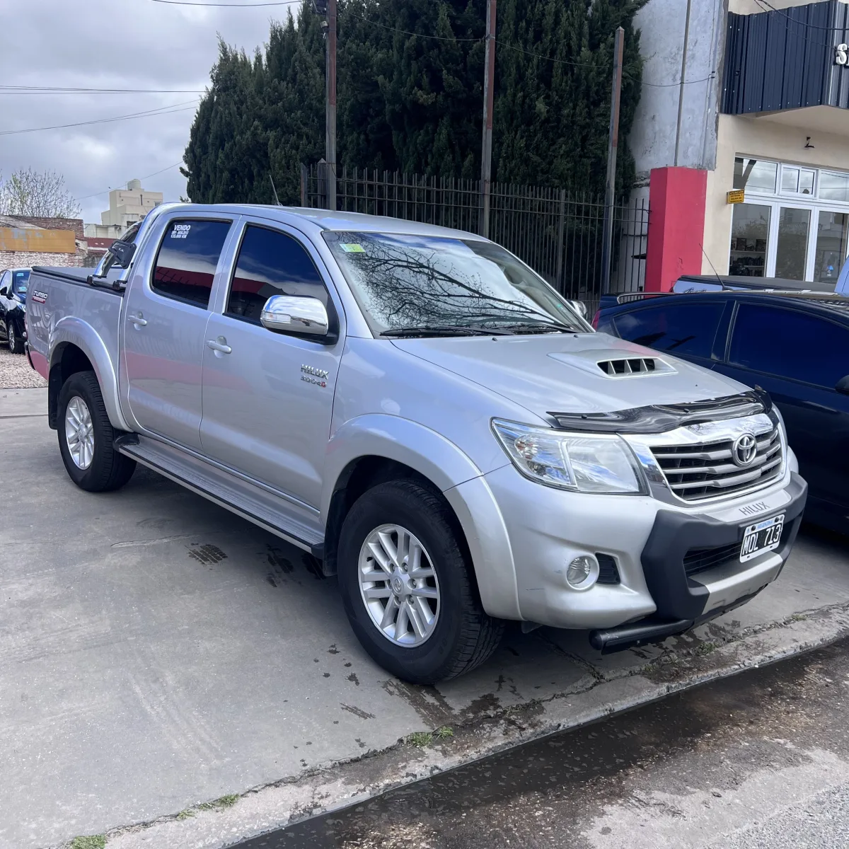 Toyota Hilux Srv 3.0 l — Costado