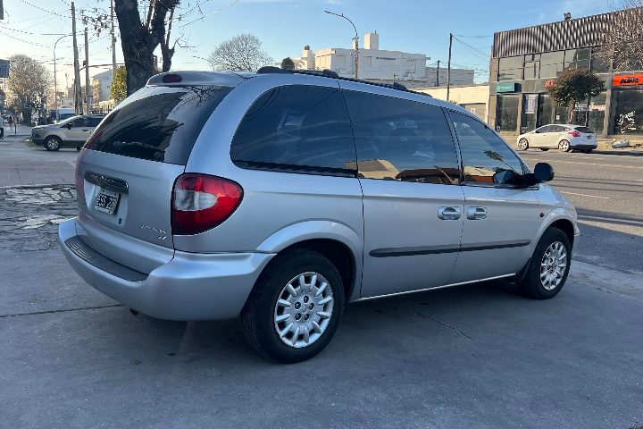 Chrysler Caravan 3.3 Se V6 — Costado