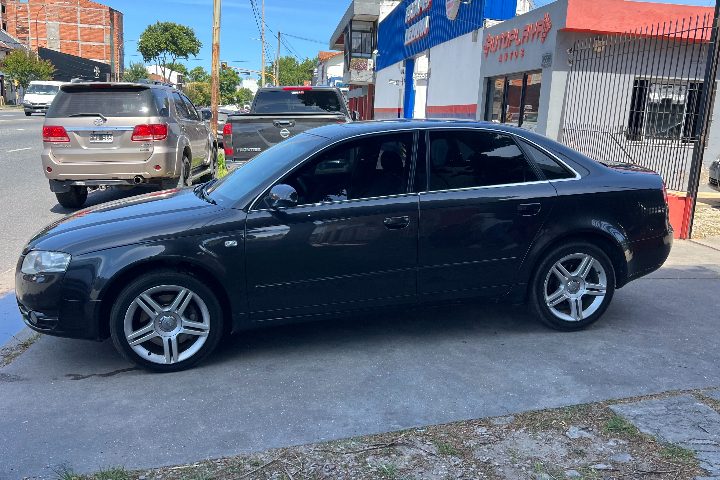 Audi A4 3.2 V6 FSI Quattro Tiptronic — Costado