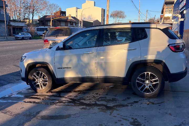 Jeep Compass 2.4 Sport — Costado