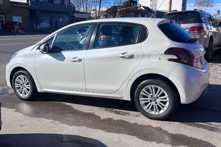 Peugeot 208 Allure 1.6 — Costado