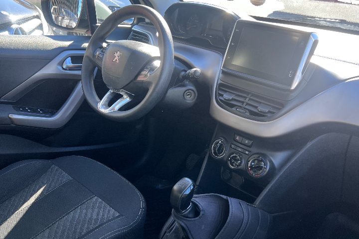 Peugeot 208 Allure 1.6 — Interior