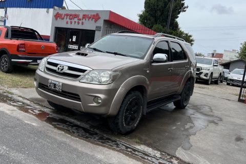 Toyota Hilux SW4 Srv Cuero At 4X4